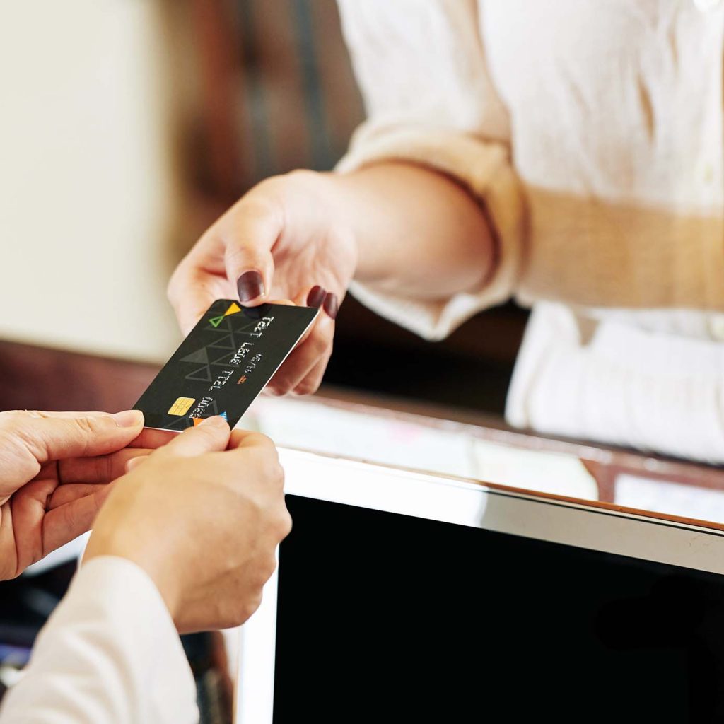 receptionist-returning-credit-card-7ZNNYHL.jpg